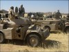 Armée tchadienne Tchad AML-90 véhicule blindé à roues photo . Des soldats tchadiens avec leurs véhicules blindés AML-90 sont sationnés dans les montagnes de Kapka près de la frontière avec le Soudan. Des avions de combat tchadiens ont attaqué une base rebelle tchadienne près de la frontière, au Sud-Ouest de El-Geneina dans la région du Darfour au Soudan.