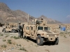 Humvee armée des Etats Unis véhicule léger à roues photo. Des soldats américains près d’un véhicule à roues Humvee dans le district Tagab, province de Kapisa, au Nord de Kaboul, Afghanistan. Les forces américaines ont lancé une nouvelle campagne 'Most Wanted' offrant des primes allant jusqu’à 200.000 $ pour obtenir des informations permettant la capture de 12 chefs d’Al-Qaida. Des affiches et des panneaux avec les noms et les photos des 12 chefs recherchés ont été mise dans toute la partie orientale de l’Afghanistan avec des primes allant de 20.000 à 200.000 $. La liste se compose de chefs locaux responsable des attaques suicide aux bords des routes. 