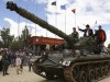 Bolivie armée bolivienne AMX-13 char de combat principal léger photo . Le Président Bolivien Evo Morales défile sur un char AMX-13 durant l'anniversaire de l'armée dans une caserne à Patacamaya, à 100 km de la ville de La Paz, ce 23 novembre 2007.