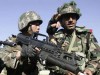 Armée chinoise et indienne soldats photo . Des soldats chinois discutent avec des soldats indiens lors d'un exercice conjoint anti-terrorisme à Kunming au Sud-Ouest de la Chine, ce 23 décembre 2007. L'armée chinoise et l'armée indienne ont commencé le premier exercice de lutte anti-terrorisme le vendredi 21 décembre 2007. Les deux armées ont déployés 100 soldats des forces terrestres pour cet exercice, qui a comme nom de code "Hand-in-Hand 2007". Cet exerciceva duré jusqu'au 27 décembre 2007.