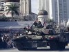 Les troupes militaires malaisienne défilent durant une parade militaire à Merdeka Square à Kuala Lumpur durant les festivités marquant le 50° anniversaire de l'indépendance face à l'occupation des Britanniques. 