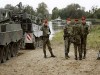 Des soldats de l’armée allemande se trouvent en attente le long des berge de la rivière Elbe, ou s’est déroulé un accident durant un franchissement. Un char est tombé dans la rivière près de la ville allemande de Stendal, ce 09 octobre 2007. Un des soldats de l’équipage est porté disparu, tandis que les trois autres ont pu s’échappé du Leopard 2A6.