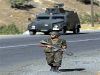 Soldat armée turque photo. Des véhicules blindés turques patrouillent dans la province de Sirnak, dans le Sud-Est de la Turquie, ce 26 octobre 2007. Le Président turque Abdullah Gul a averti les rebelles Kurdes que la patience de la Turquie s'épuisait après que les forces armées turques aient dû repousser une attaque des rebelles près de la frontière irakienne.