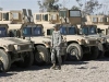 Humvee irakien armée Irak irakienne véhicule blindé léger à roues photo  . Des soldats US marchent près des véhicules blindés Humvee qui son transférés entre les Forcs de la Coalition et le Gouvernement Irakien, au camp de Taji, Bagdad, ce 17 janvier 2008. L’Irak a reçu 650 véhicules Humvee ce jeudi à Bagdad, un total de 8500 véhicules sera transféré dans les deux ans, information du Ministère de la Défense Irakien. 